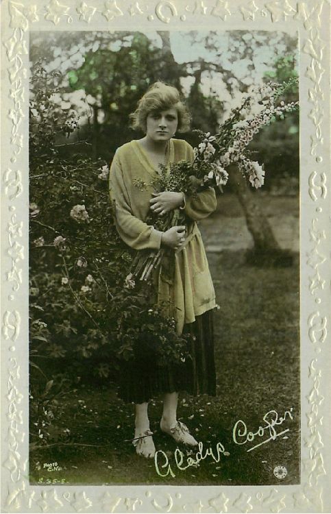 Gladys Cooper - features Photo Autograph Postcard